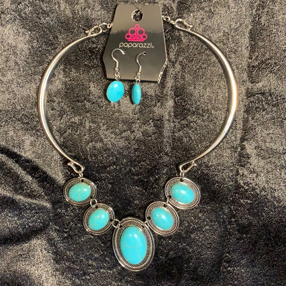 Beautiful silver & turquoise necklace/earring set.